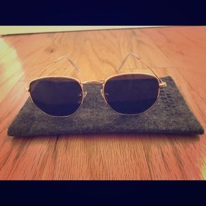 Sold 🛍️🛍️Unisex Sunglasses w/ case